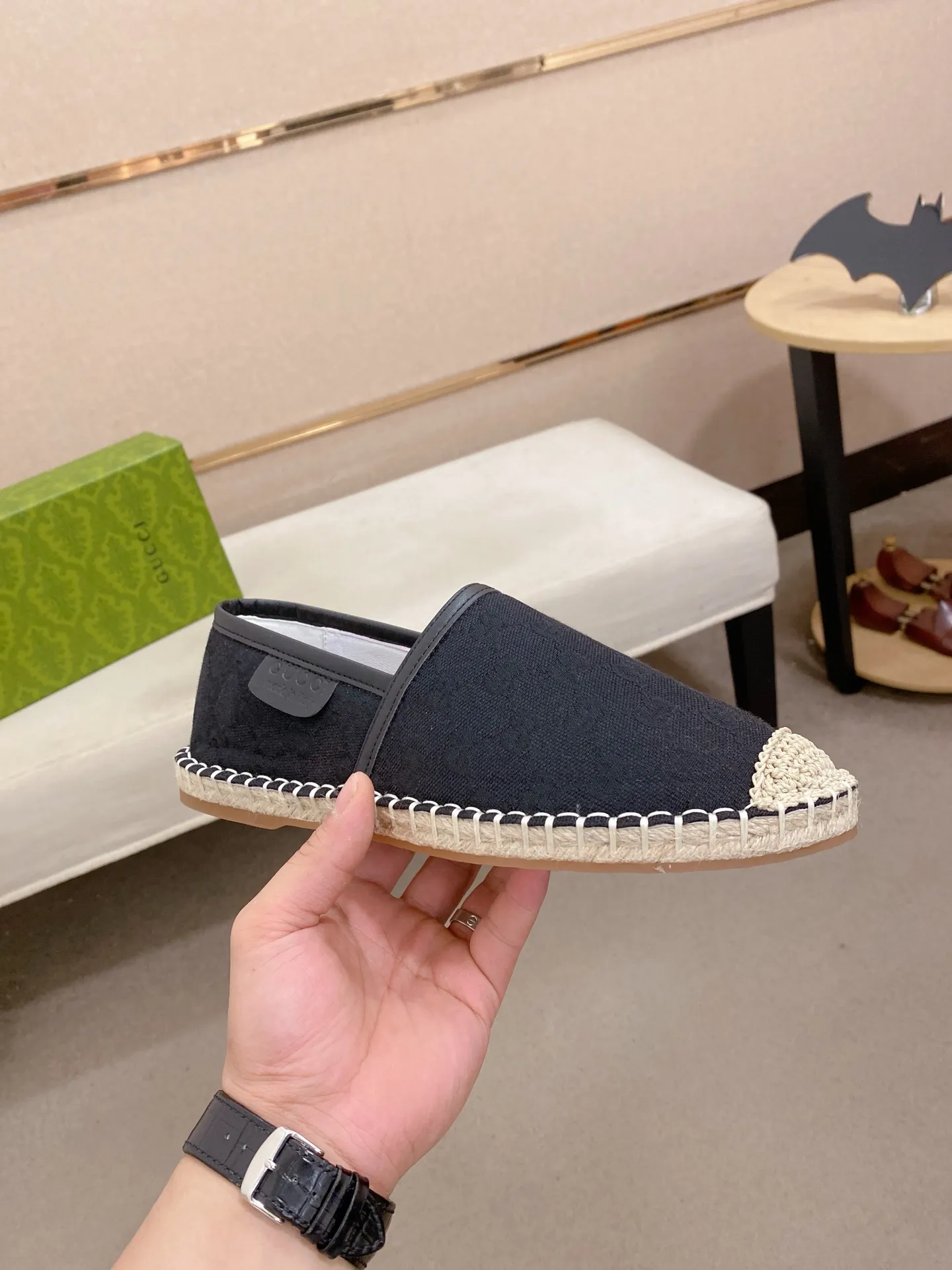 Factory price: 400💰High-quality GUCCI💫Men's latest slip-on Loaf casual shoes✔️The original version is available simultaneously at the counter and is a one-to-one replica🏍️Fabrics: Italian imported fabrics, pure hand-pulled threads, raw rubber breathable anti-slip outsole, breathable and comfortable lambskin lining, 100% comfortable density, original rubber outsole wear-resistant ✔️Code number: 38-44, you deserve it, (Note: 45 can be customized, non-refundable and non-exchangeable)